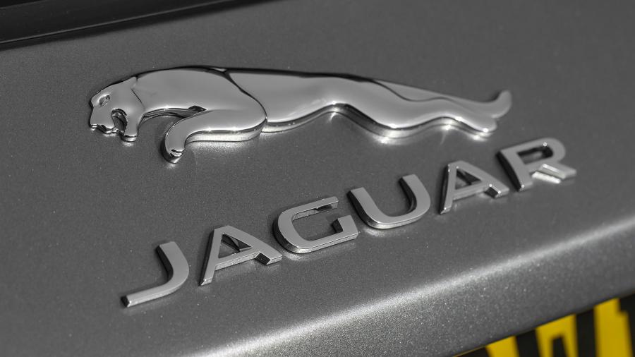 Логотип Jaguar E-Pace R-Dynamic P300 AWD 2017 года  (UK) (фото 23 из 44)